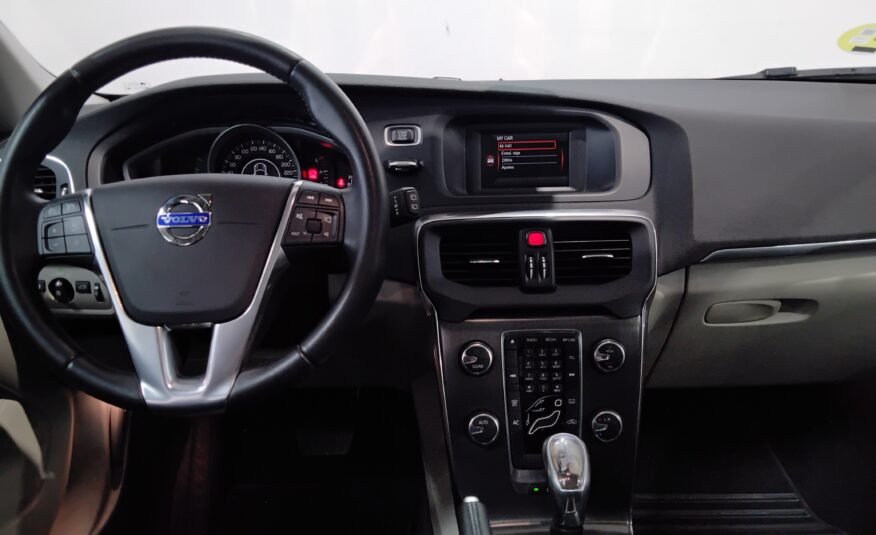 VOLVO V40 D3