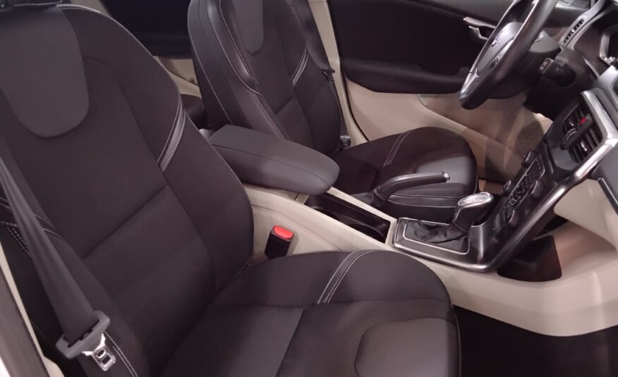 VOLVO V40 D3