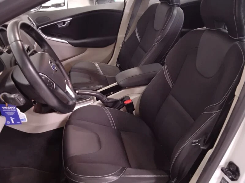VOLVO V40 D3