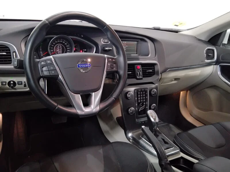 VOLVO V40 D3