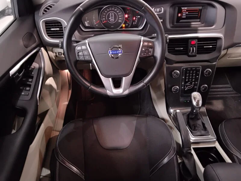 VOLVO V40 D3