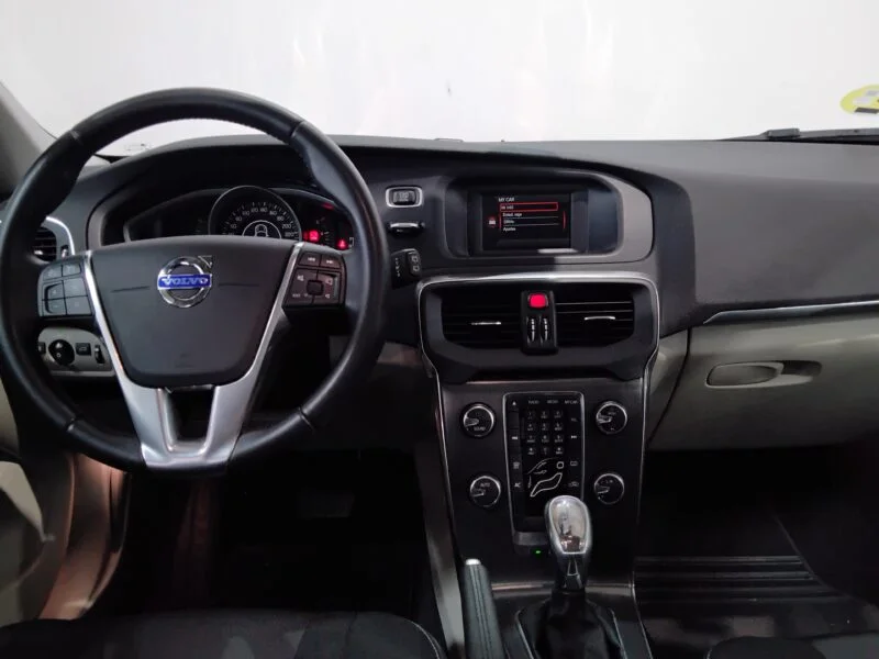 VOLVO V40 D3