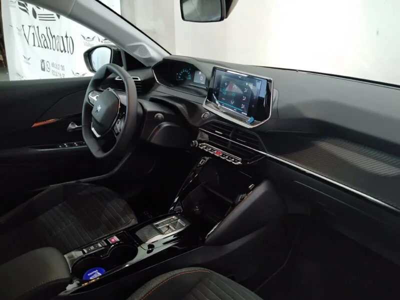 PEUGEOT e-208
