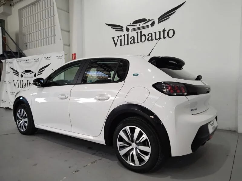 PEUGEOT e-208