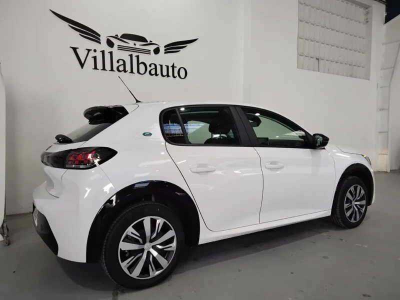 PEUGEOT e-208